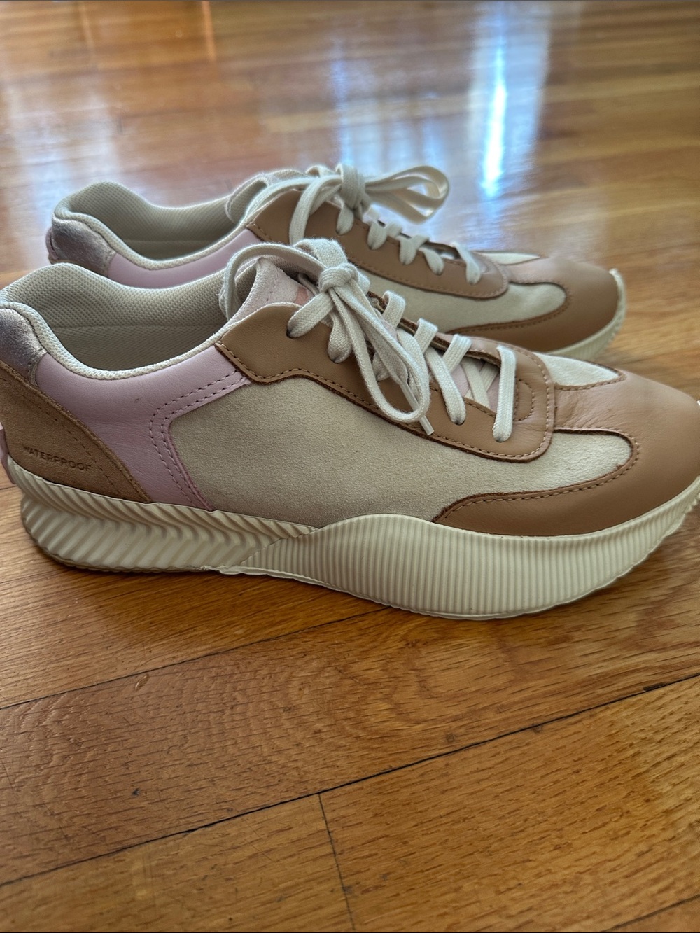 Sorel Women’s waterproof sneaker, like new comes in replacement box